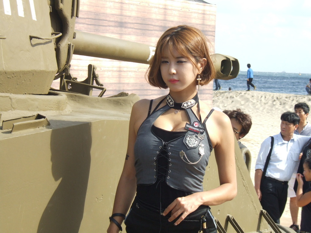 South Korea's top showgirl Xu Yunmei Busan tank world 2
